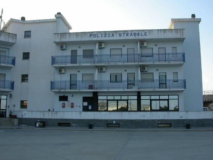 locale commerciale in vendita a Crotone in zona Apriglianello