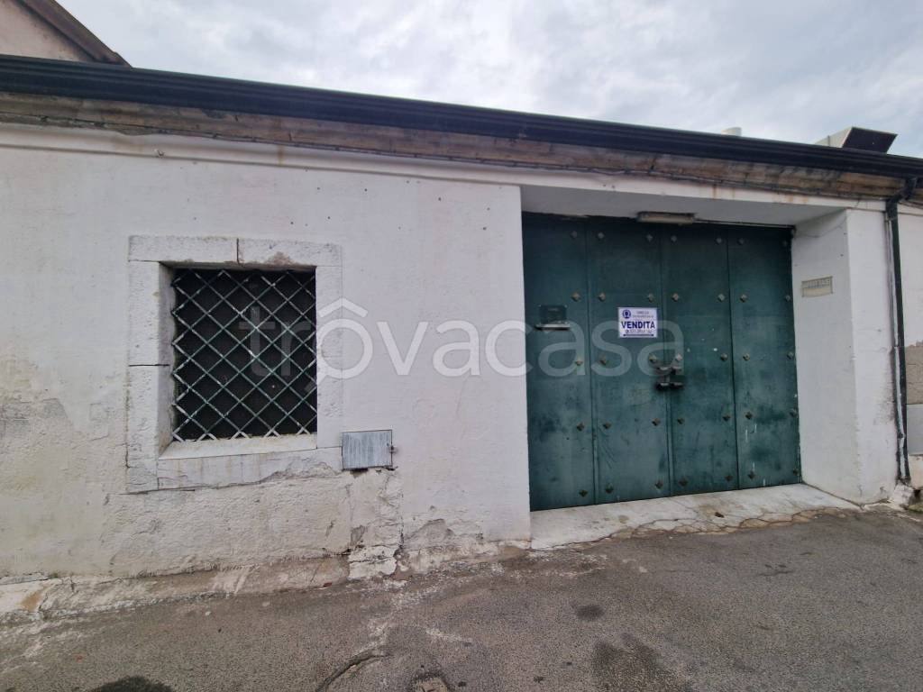 locale commerciale in vendita a Crotone in zona Margherita