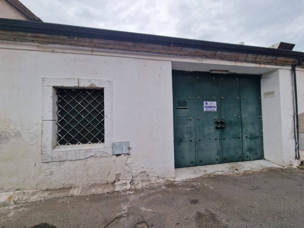 locale commerciale in vendita a Crotone