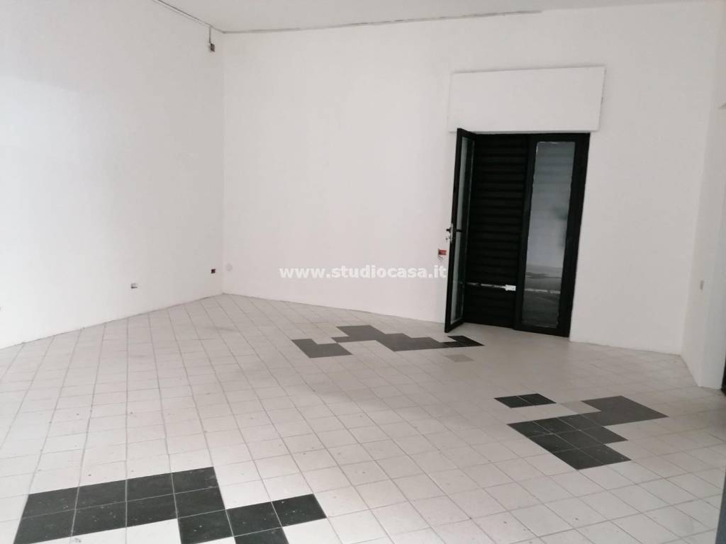 locale commerciale in vendita a Crotone in zona Città Vecchia