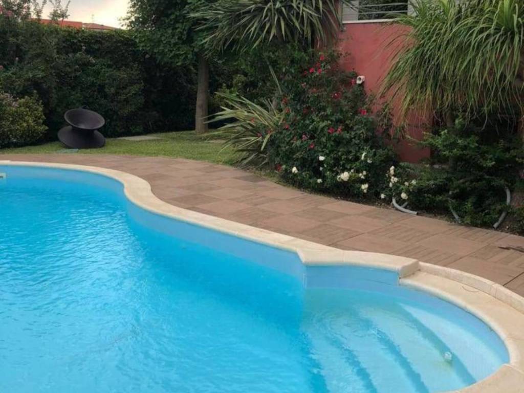 casa indipendente in vendita a Crotone in zona Farina