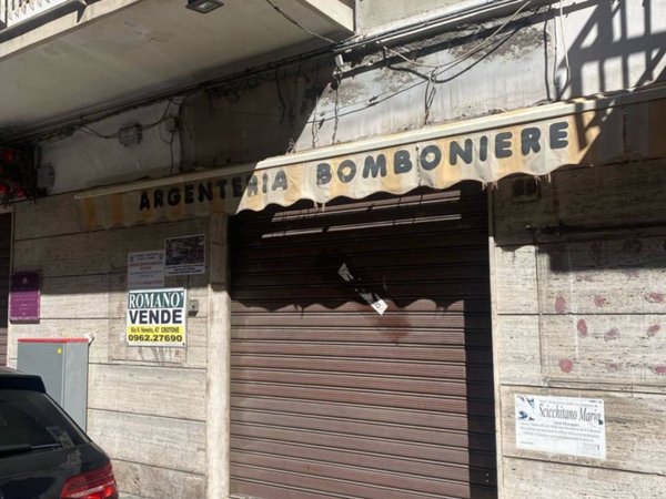 negozio in vendita a Crotone in zona Città Vecchia