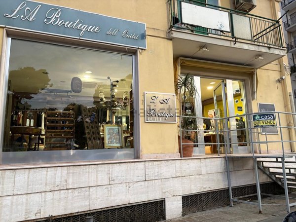 locale commerciale in vendita a Crotone in zona Centro Città