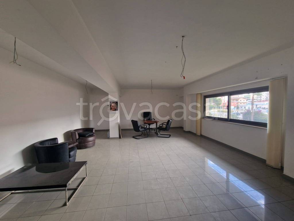 ufficio in vendita a Crotone in zona Tufolo