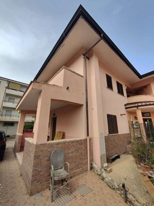 casa indipendente in vendita a Crotone in zona Farina