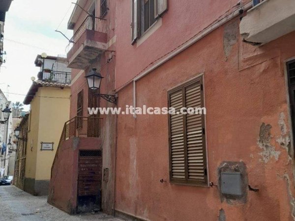 casa indipendente in vendita a Crotone in zona Città Vecchia
