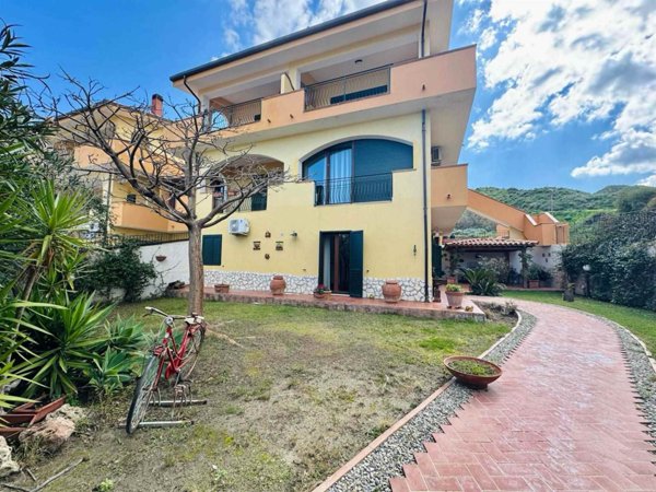 casa indipendente in vendita a Crotone