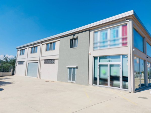 locale commerciale in vendita a Crotone in zona Centro Città