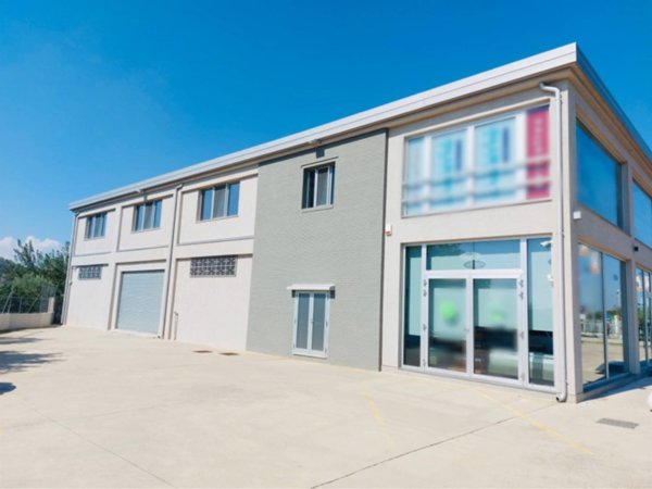 locale commerciale in vendita a Crotone in zona Centro Città