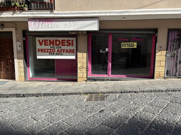 locale di sgombero in vendita a Crotone