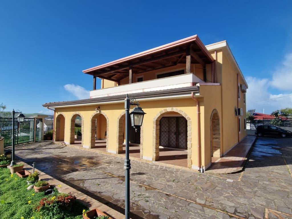 casa indipendente in vendita a Crotone in zona Farina