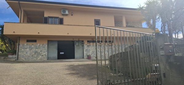 casa indipendente in vendita a Crotone in zona Farina