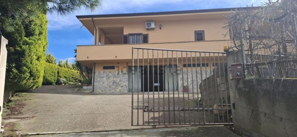 casa indipendente in vendita a Crotone in zona Farina