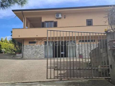 casa indipendente in vendita a Crotone in zona Farina