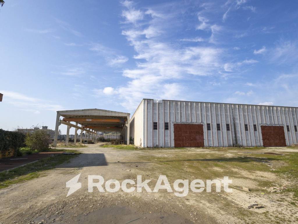 locale commerciale in vendita a Crotone in zona Apriglianello