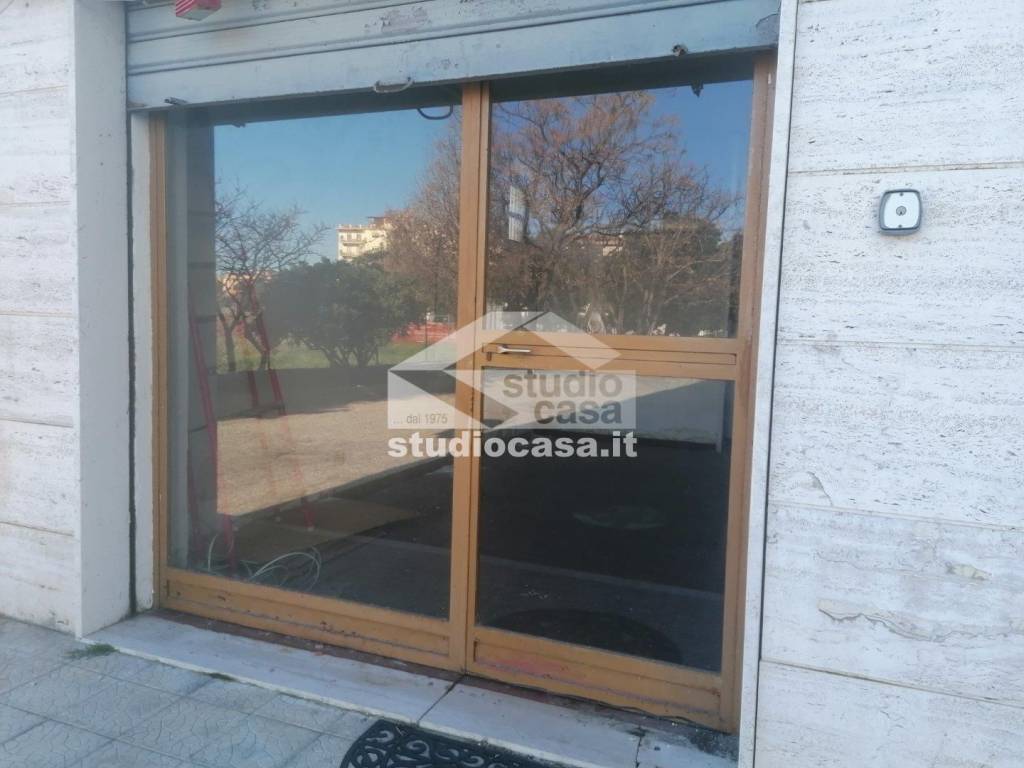 locale commerciale in vendita a Crotone