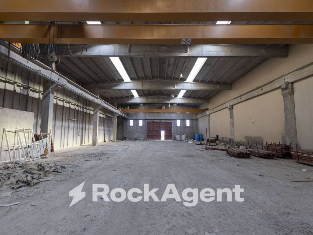 locale commerciale in vendita a Crotone in zona Papanice