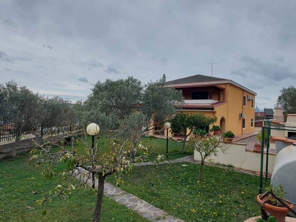 casa indipendente in vendita a Crotone in zona Farina