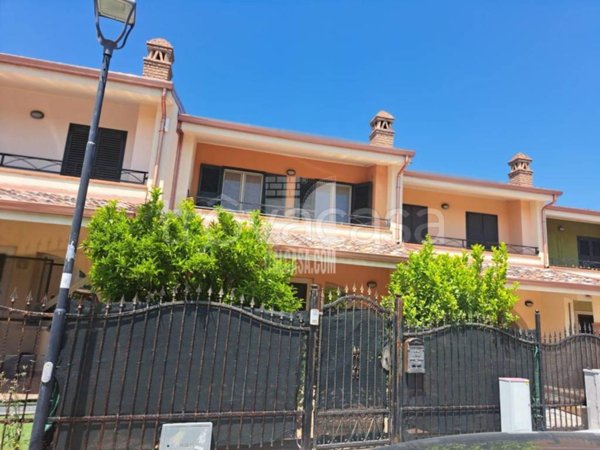 casa indipendente in vendita a Crotone in zona Farina
