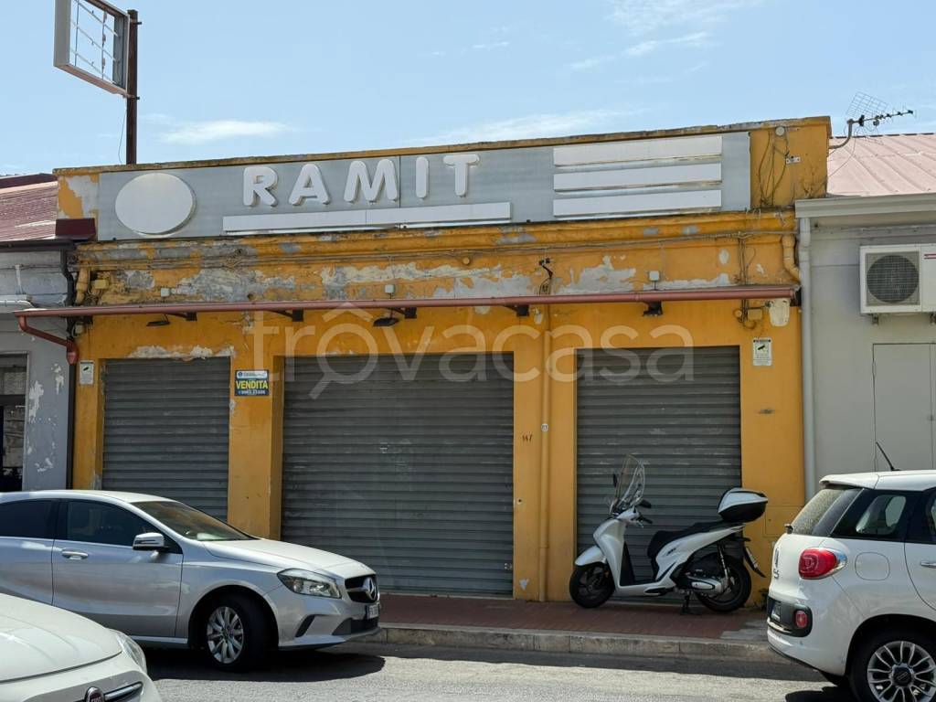 negozio in vendita a Crotone in zona Centro Città
