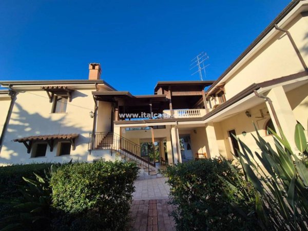casa indipendente in vendita a Crotone in zona Margherita