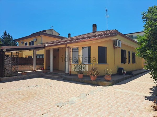 casa indipendente in vendita a Crotone in zona Tufolo