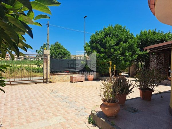 casa indipendente in vendita a Crotone in zona Farina