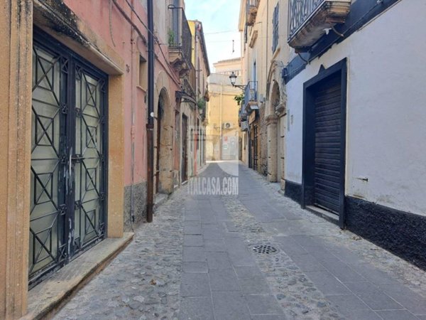 negozio in vendita a Crotone in zona Città Vecchia