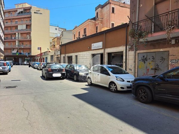 locale di sgombero in vendita a Crotone in zona Centro Città