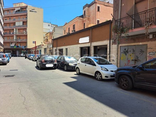 locale commerciale in vendita a Crotone in zona Centro Città