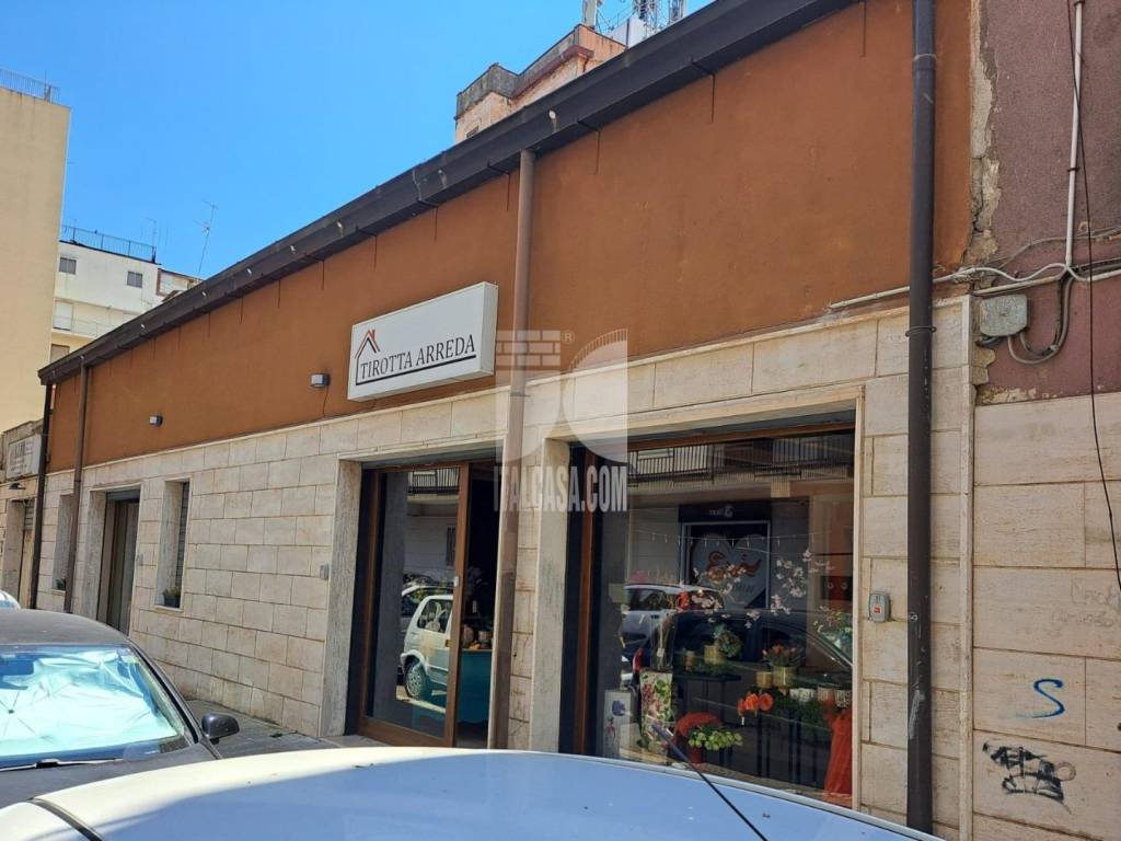 negozio in vendita a Crotone in zona Centro Città