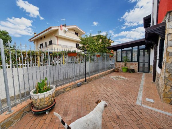 casa indipendente in vendita a Crotone in zona Tufolo
