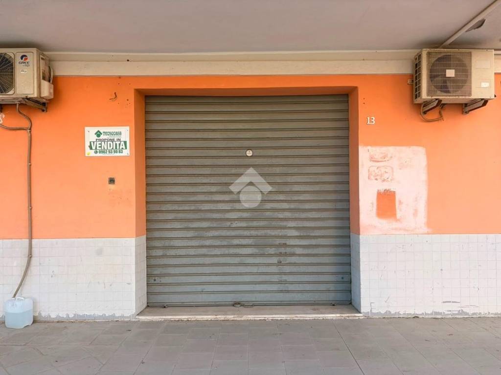 locale di sgombero in vendita a Crotone