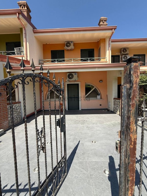 casa indipendente in vendita a Crotone in zona Farina