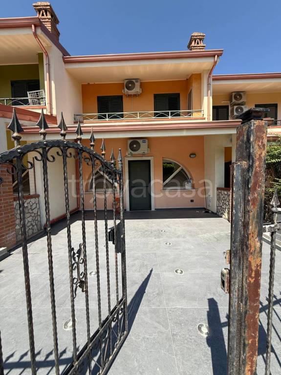 casa indipendente in vendita a Crotone in zona Farina