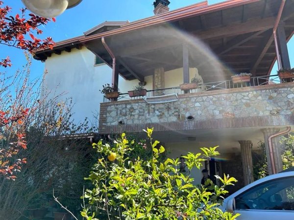 casa indipendente in vendita a Crotone in zona Tufolo