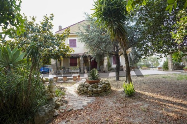 casa indipendente in vendita a Crotone in zona Tufolo