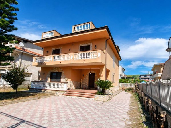 casa indipendente in vendita a Crotone in zona Tufolo