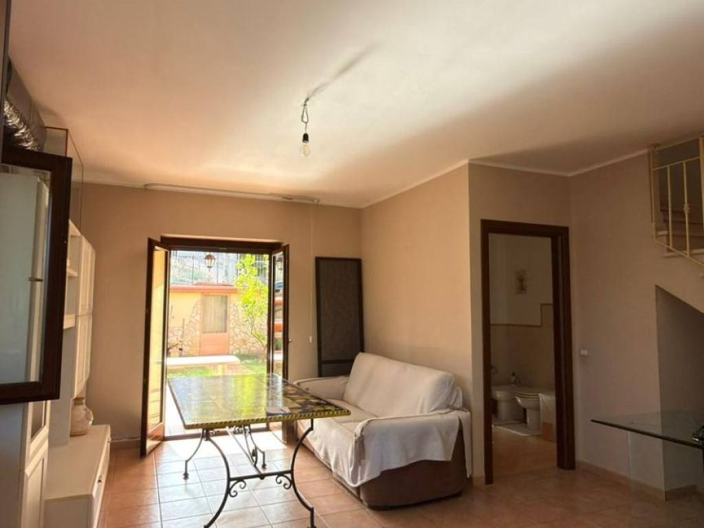 casa indipendente in vendita a Crotone in zona Tufolo
