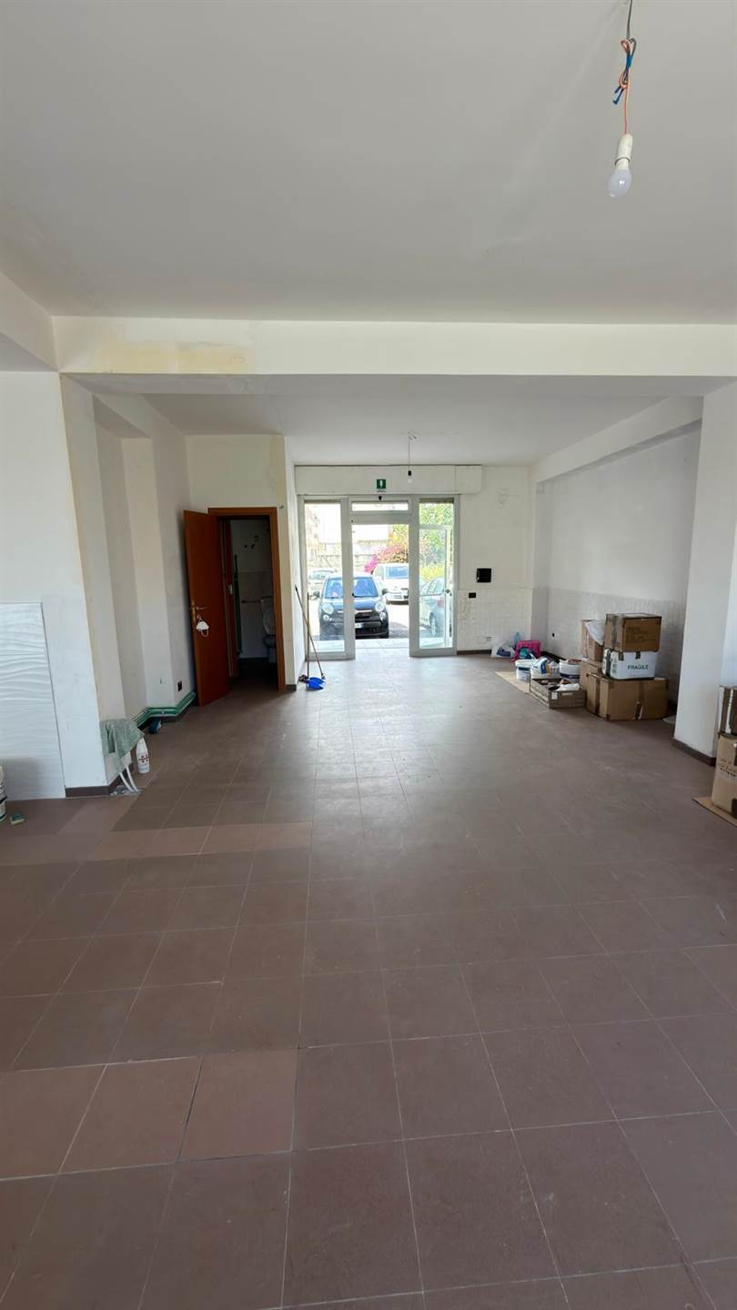 attivita commerciale in vendita a Crotone in zona Farina