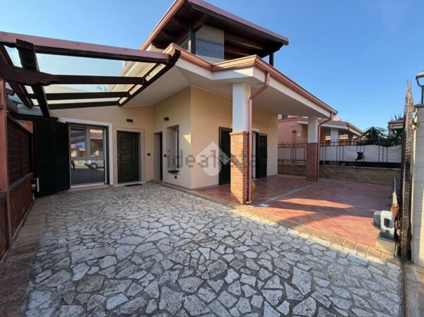 casa indipendente in vendita a Crotone in zona Farina
