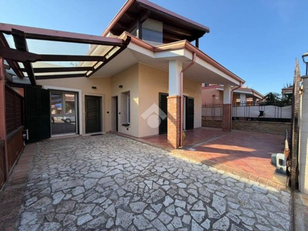casa indipendente in vendita a Crotone in zona Farina