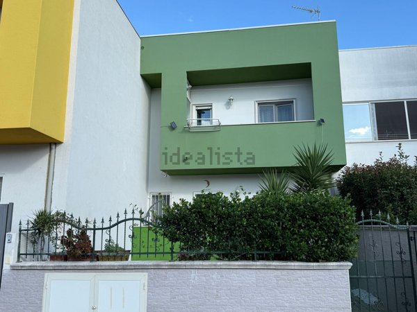 casa indipendente in vendita a Crotone in zona Tufolo