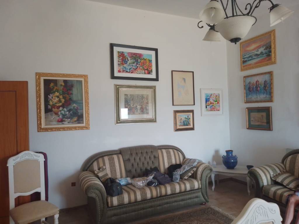 intera palazzina in vendita a Crucoli in zona Torretta