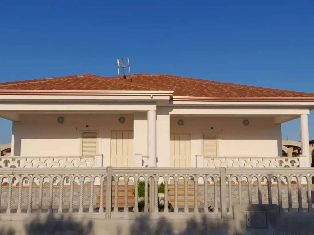 casa indipendente in vendita a Cutro in zona Steccato