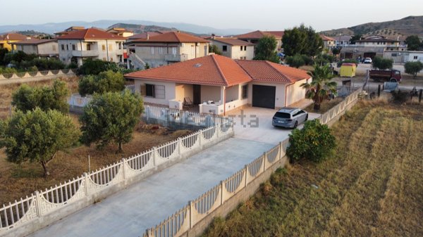 casa indipendente in vendita a Cutro in zona Steccato