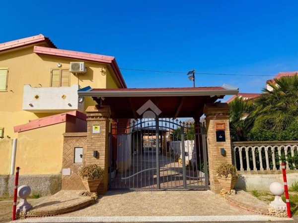 intera palazzina in vendita a Cutro in zona Steccato