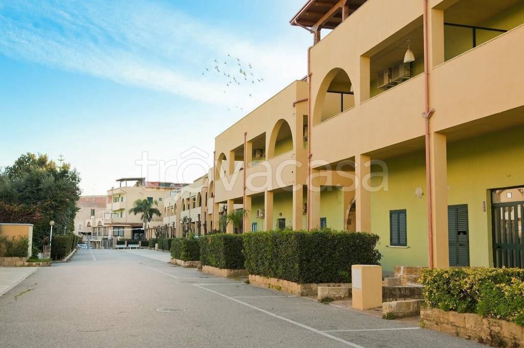 negozio in vendita ad Isola di Capo Rizzuto in zona Le Castella