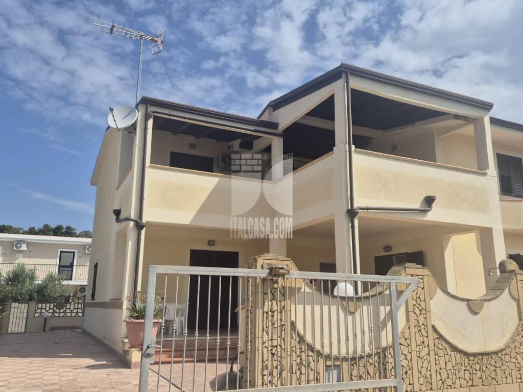 casa indipendente in vendita ad Isola di Capo Rizzuto in zona Capo Rizzuto