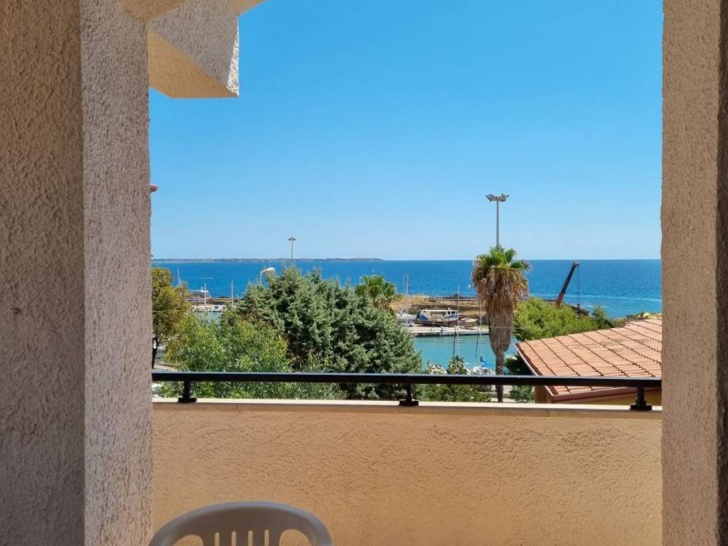 intera palazzina in vendita ad Isola di Capo Rizzuto in zona Le Castella